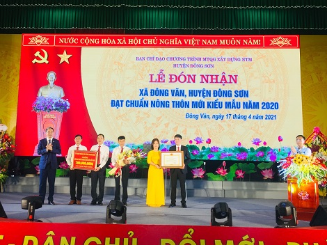 Xã Đông Văn, huyện Đông Sơn đón bằng công nhận xã đạt chuẩn nông thôn mới kiểu mẫu